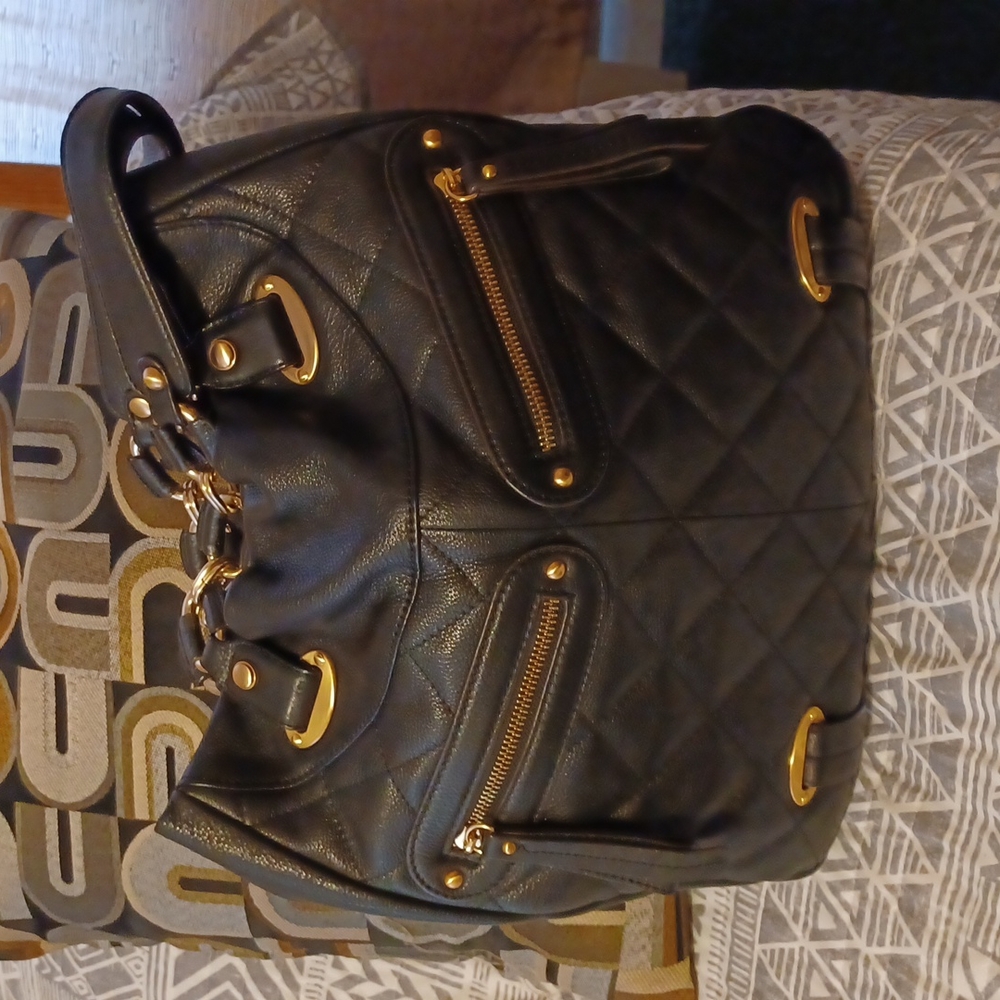 WOMEN  B.MAKOWSKY LEATHER SHOULDER BAG.